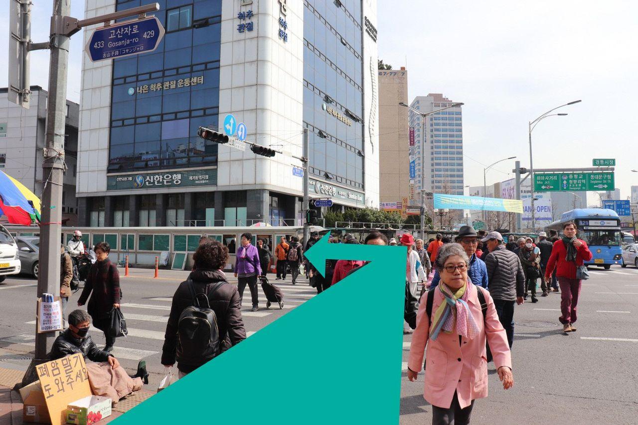 Chợ dược liệu Seoul nhìn từ bên trong, nơi có nhiều gian hàng bán thảo dược.